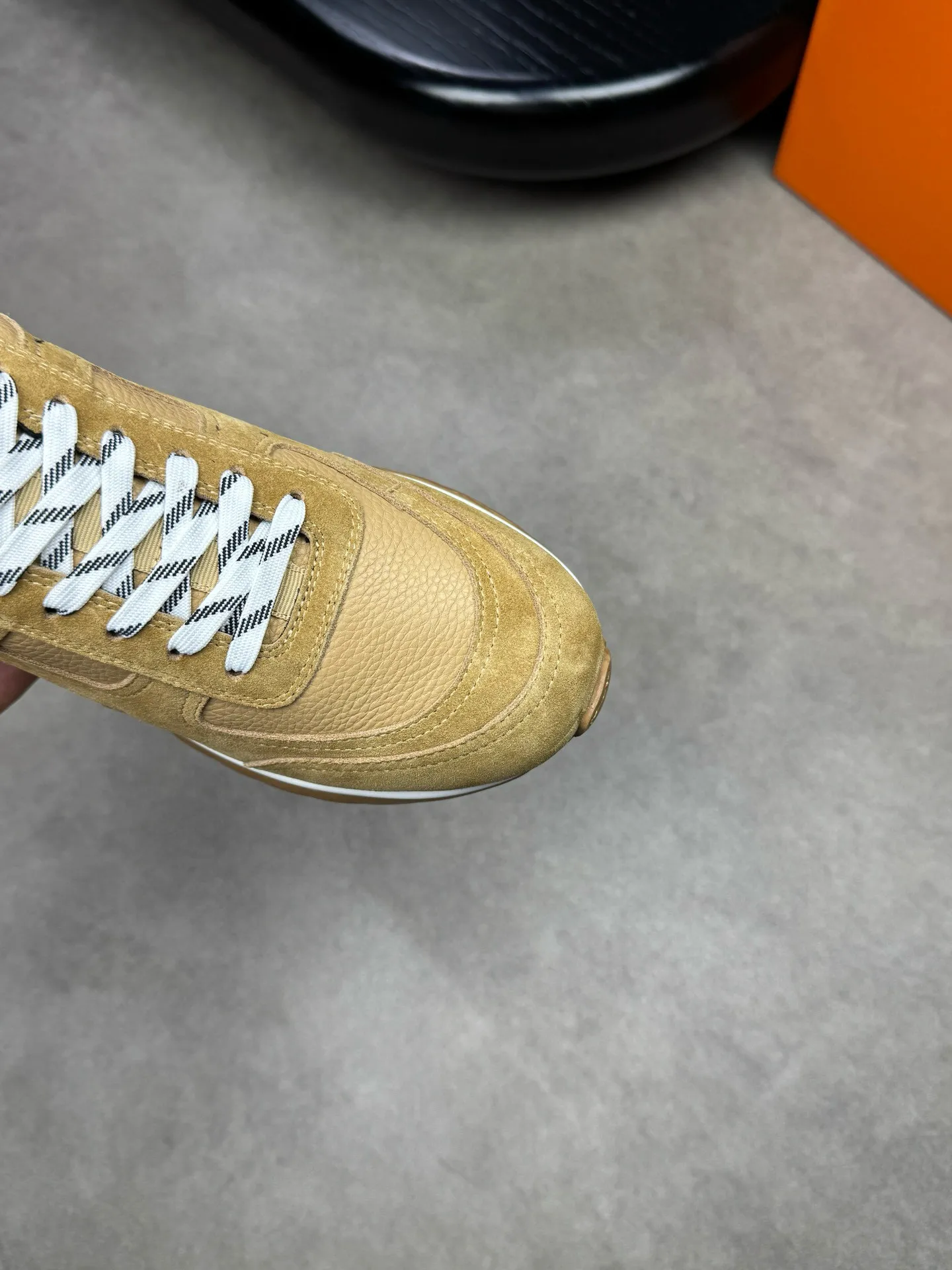 [HERMES] Hermes men's shoes 💰: 800💰 - High-end quality original items 🔍🔍🔍 casual sports shoes - Upper: 🔝 pebbled calfskin, suede calfskin, shoe body forged ´H´ totem, tongue webbing injection molded brand logo - Lining: brand canvas, foot pads; water-dyed cowhide -Outsole: Ultra-light T men's shoes 💰U foam; two-color molded outsole -Ultra-high quality control and fine workmanship: highlighted (high-end, extravagance, grade) -Size: 38-44 (45, can be customized)